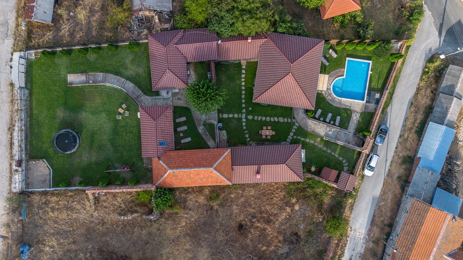 Дрон изглед на къщата, двора и басейна